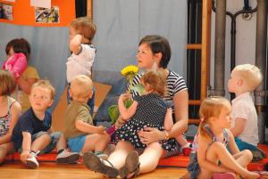 Vrtčevski otroci pomahali vrtcu v slovo 2